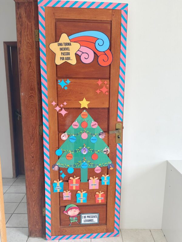 🎄✨Decoração de Porta - Tema Natal: "Uma Turma Incrível Passou por Aqui" - Image 5