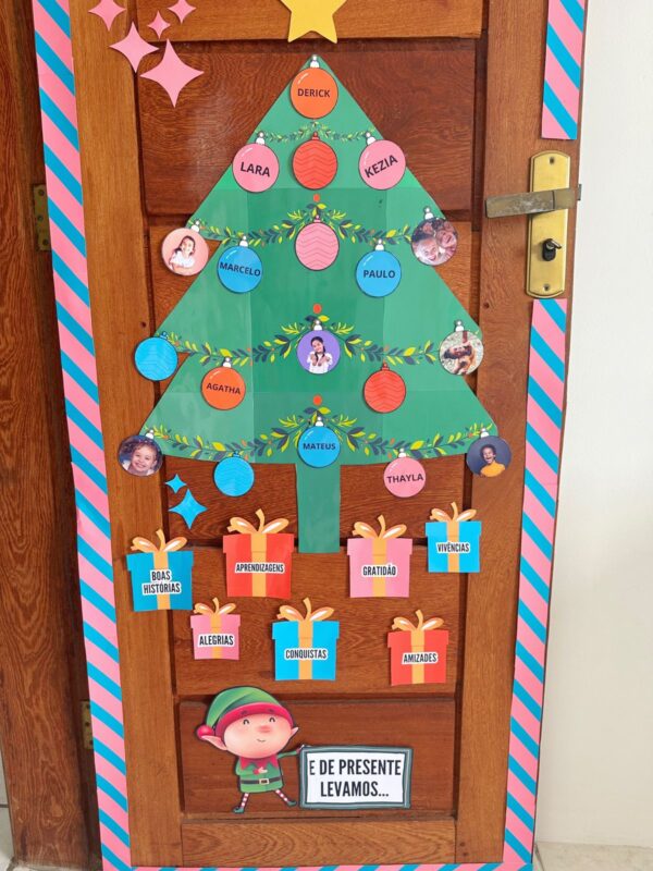 🎄✨Decoração de Porta - Tema Natal: "Uma Turma Incrível Passou por Aqui"